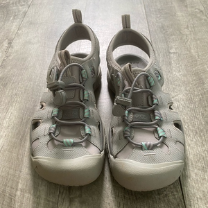 EUC WOMENS AUTHENTIC KEEN‎ LIGHT GRAY GREEN TOGGLE STRAP SPORT SANDALS SHOES 7